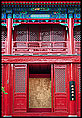 Czerwie to najwaniejszy kolor w chiskiej kulturze. Tradycyjnie malowano bram na czerwono.